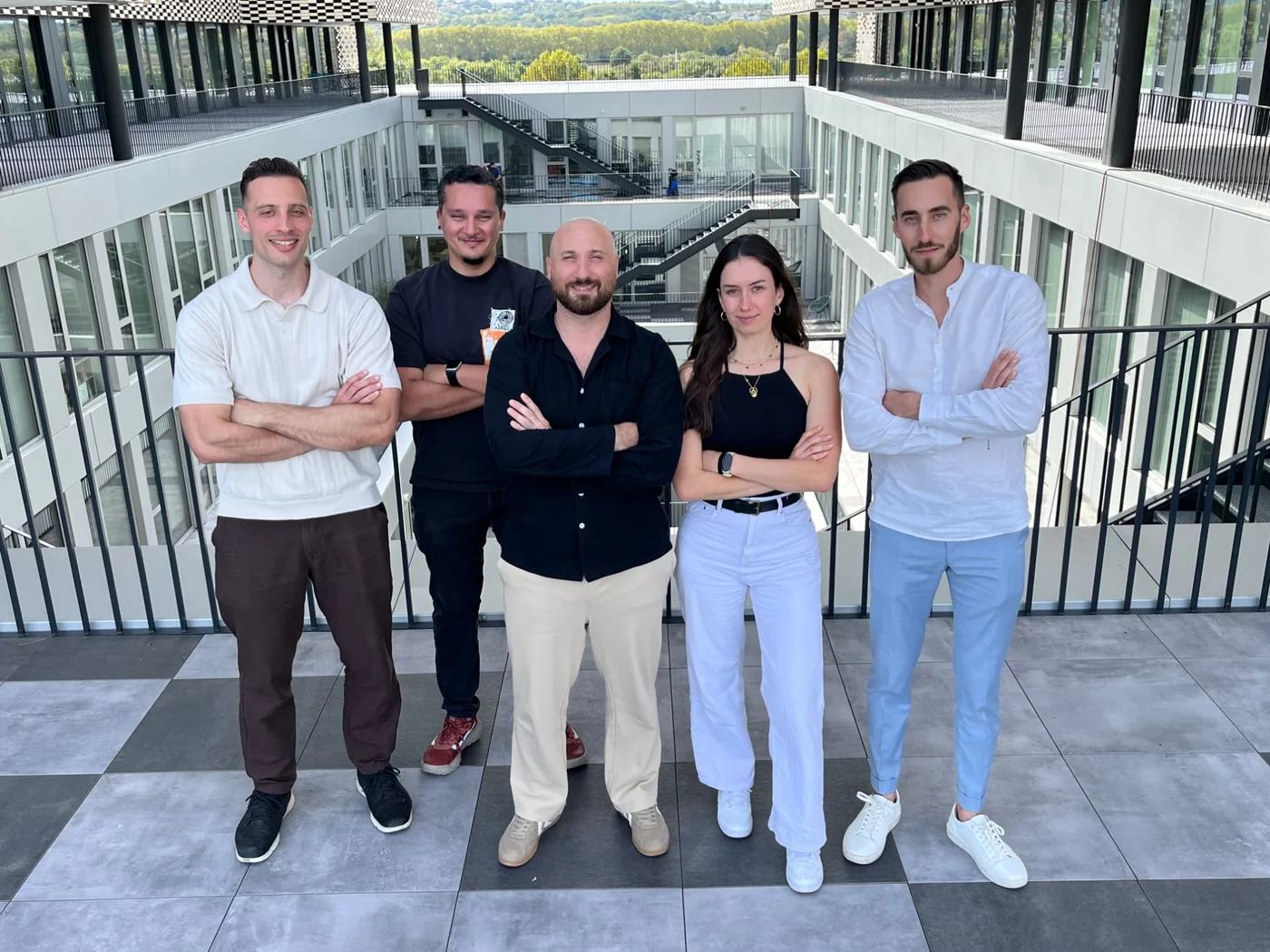 L’équipe ForgeTheWeb debout, bras croisés, sur une terrasse : de gauche à droite, Vincent, Xavier, Jérôme, Lilas et Mickaël